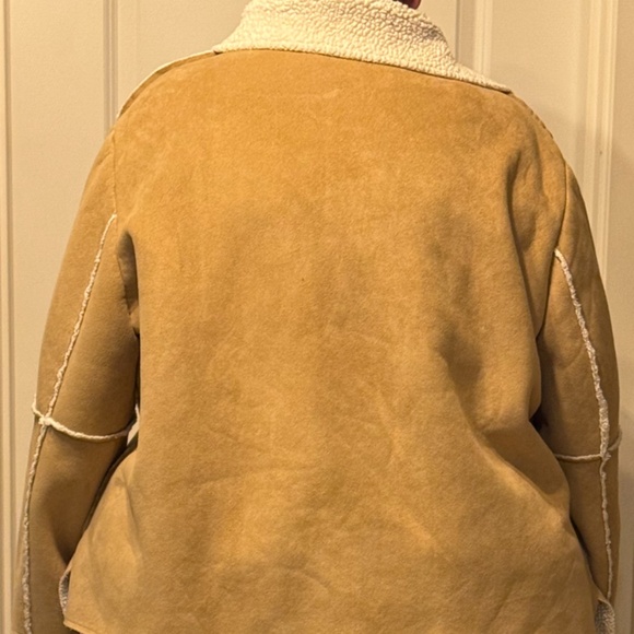 🧸 Camel Faux-Shearling Toggle Jacket | Natalie & Me | Cozy Fall/Winter Classic - Picture 2 of 9